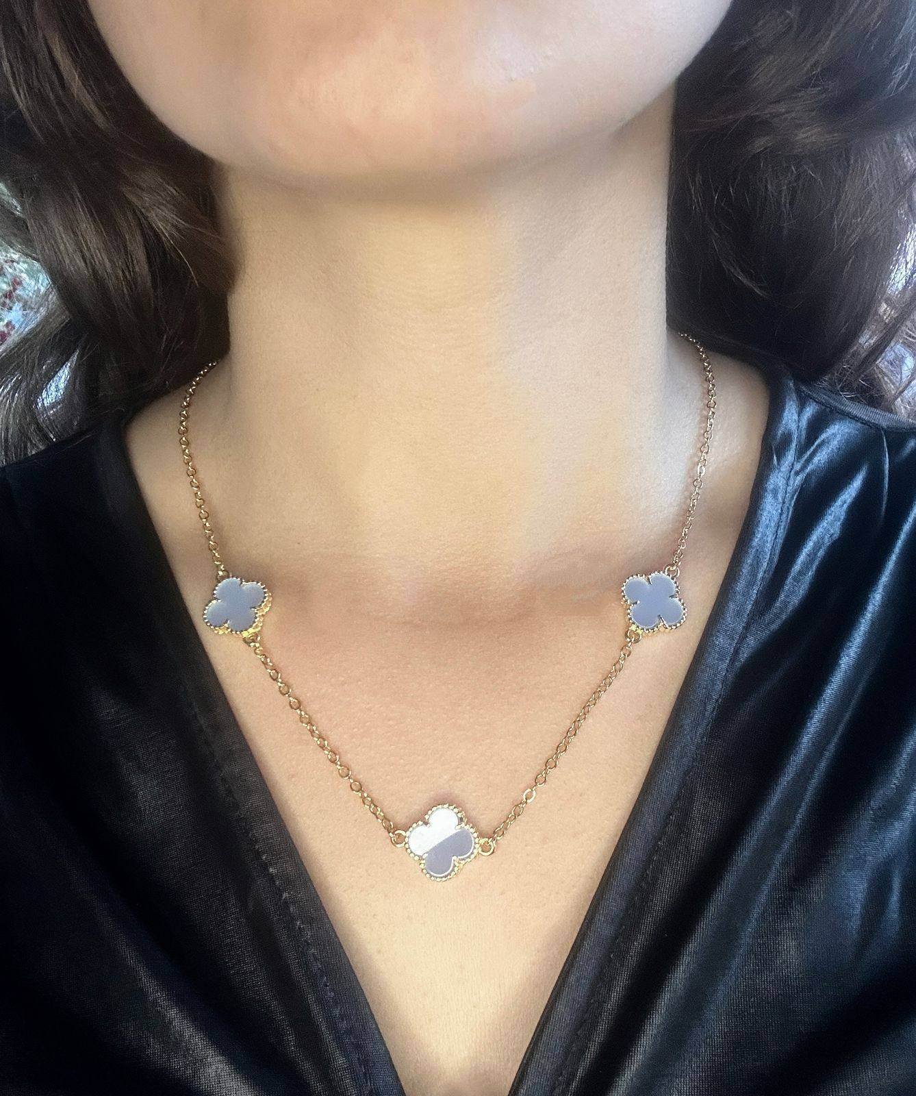 COLAR TRES TREVOS COM RESINA AZUL
