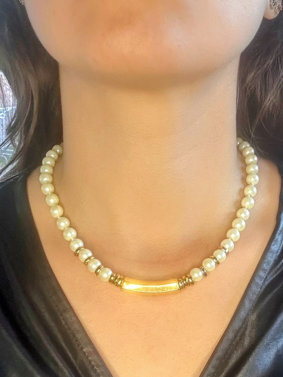 COLAR PÉROLAS COM BARRA DOURADA