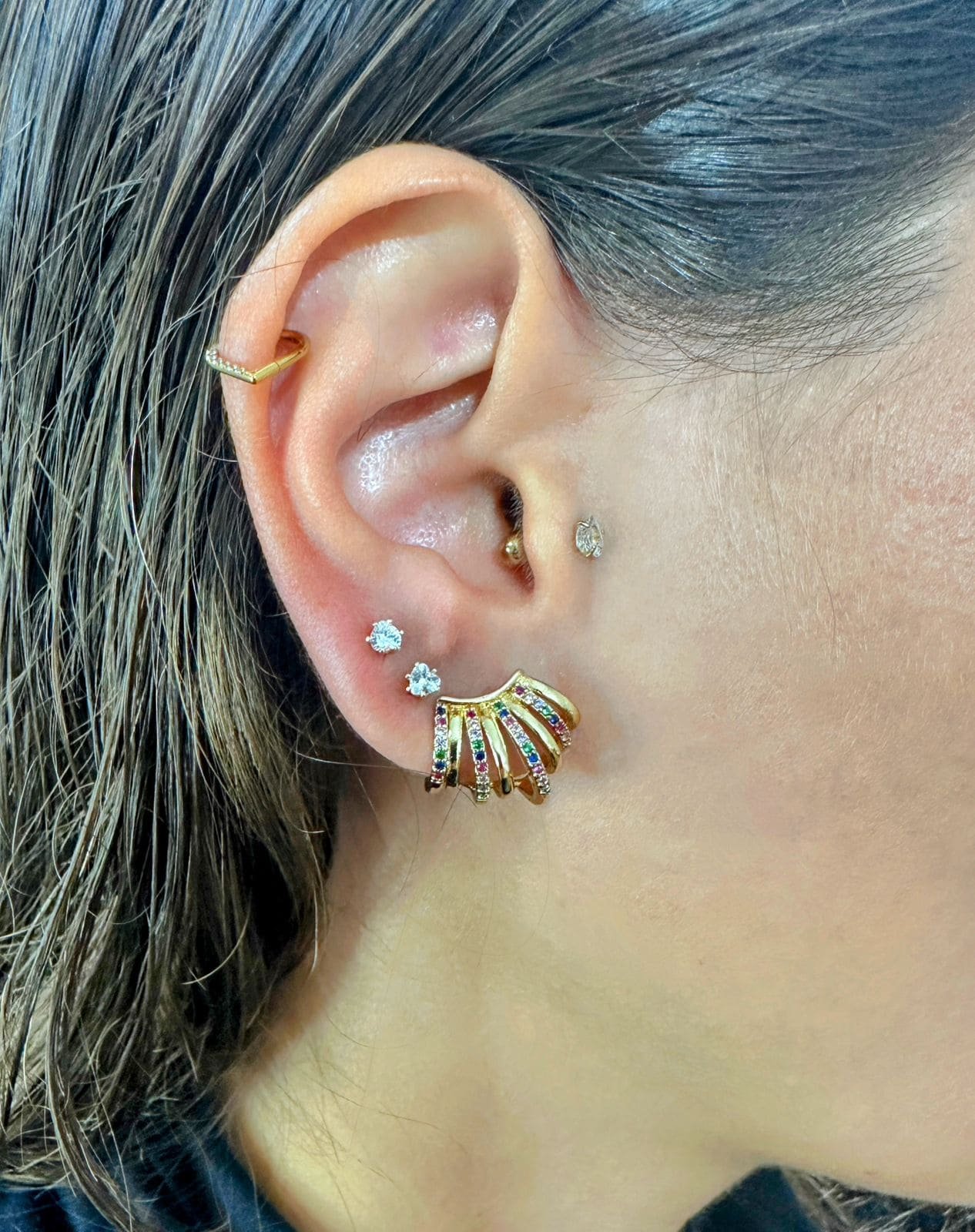 BRINCO LEQUE DOURADO COM ZIRCÔNIAS COLORIDAS