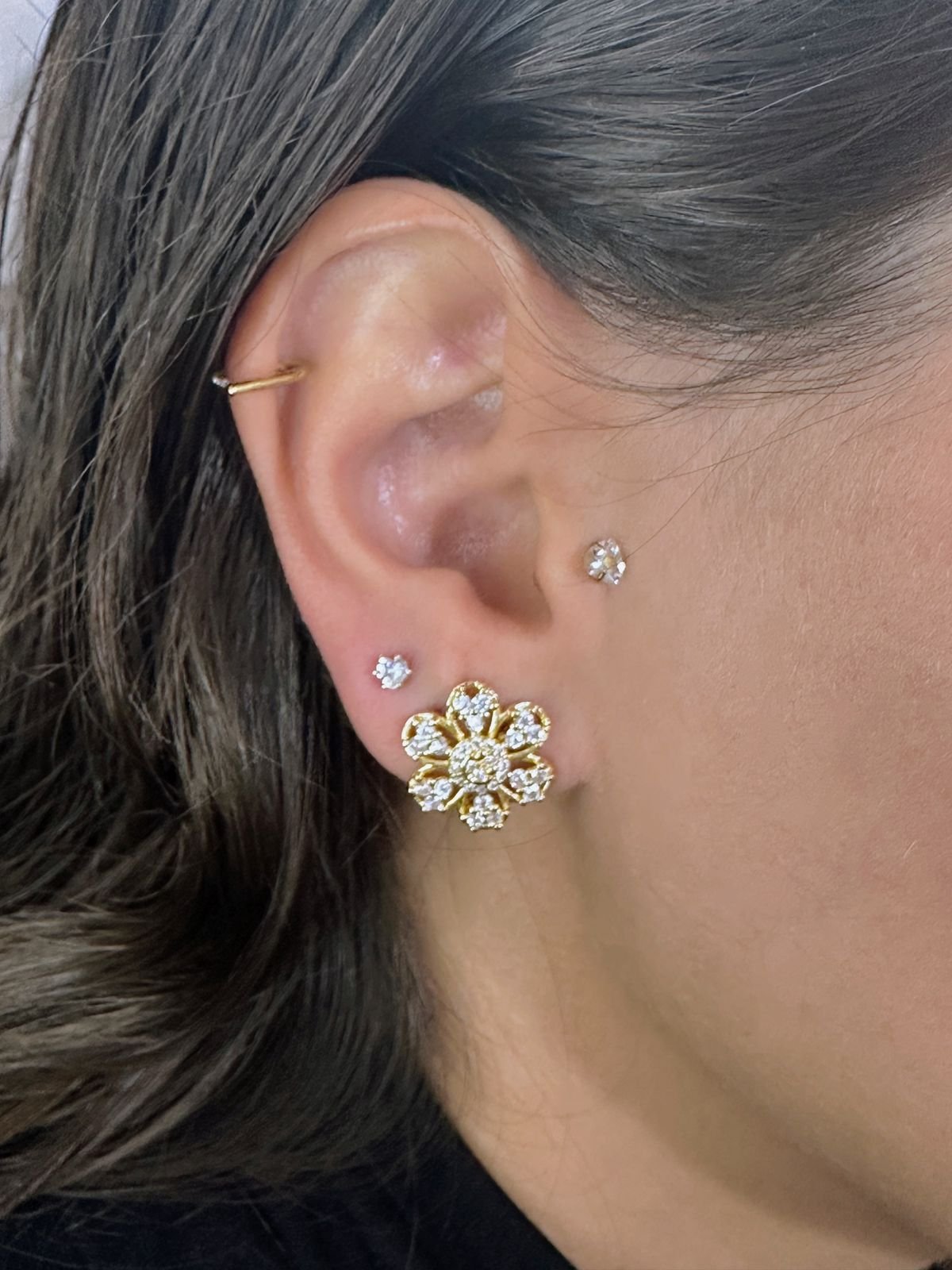 BRINCO FLOR COM ZIRCÔNIA