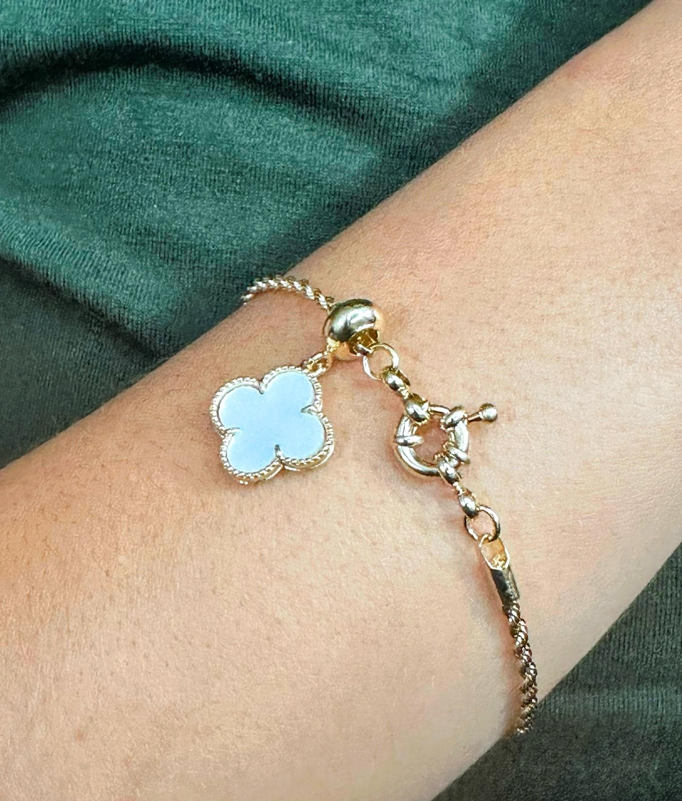 PULSEIRA DOURADA COM PINGENTE TREVO EM MADREPÉROLA