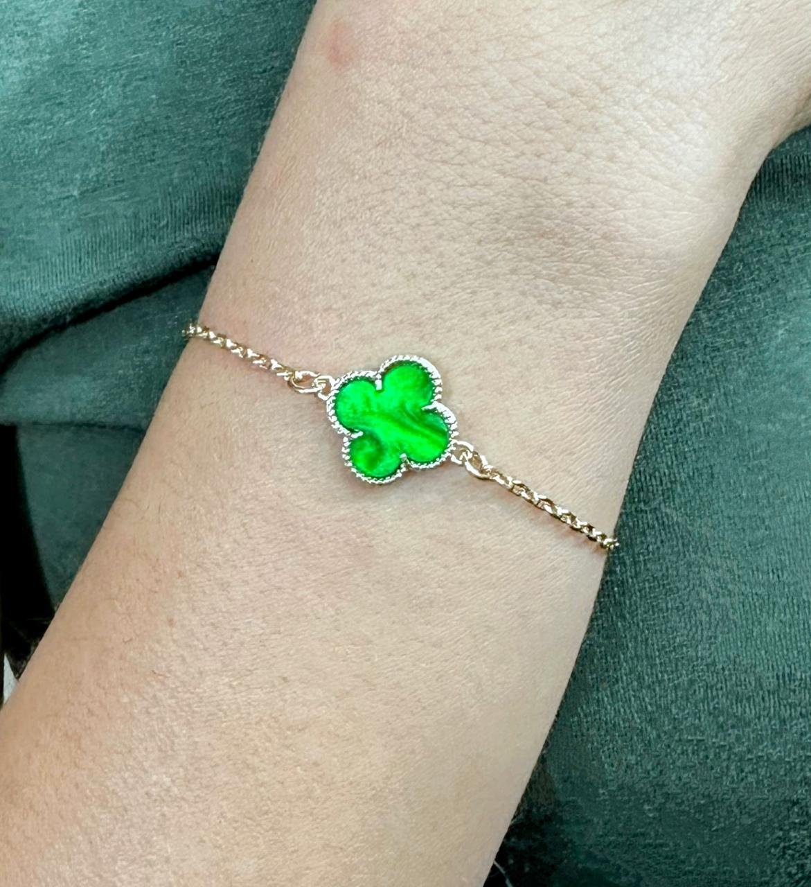 PULSEIRA COM PINGENTE TREVO VERDE