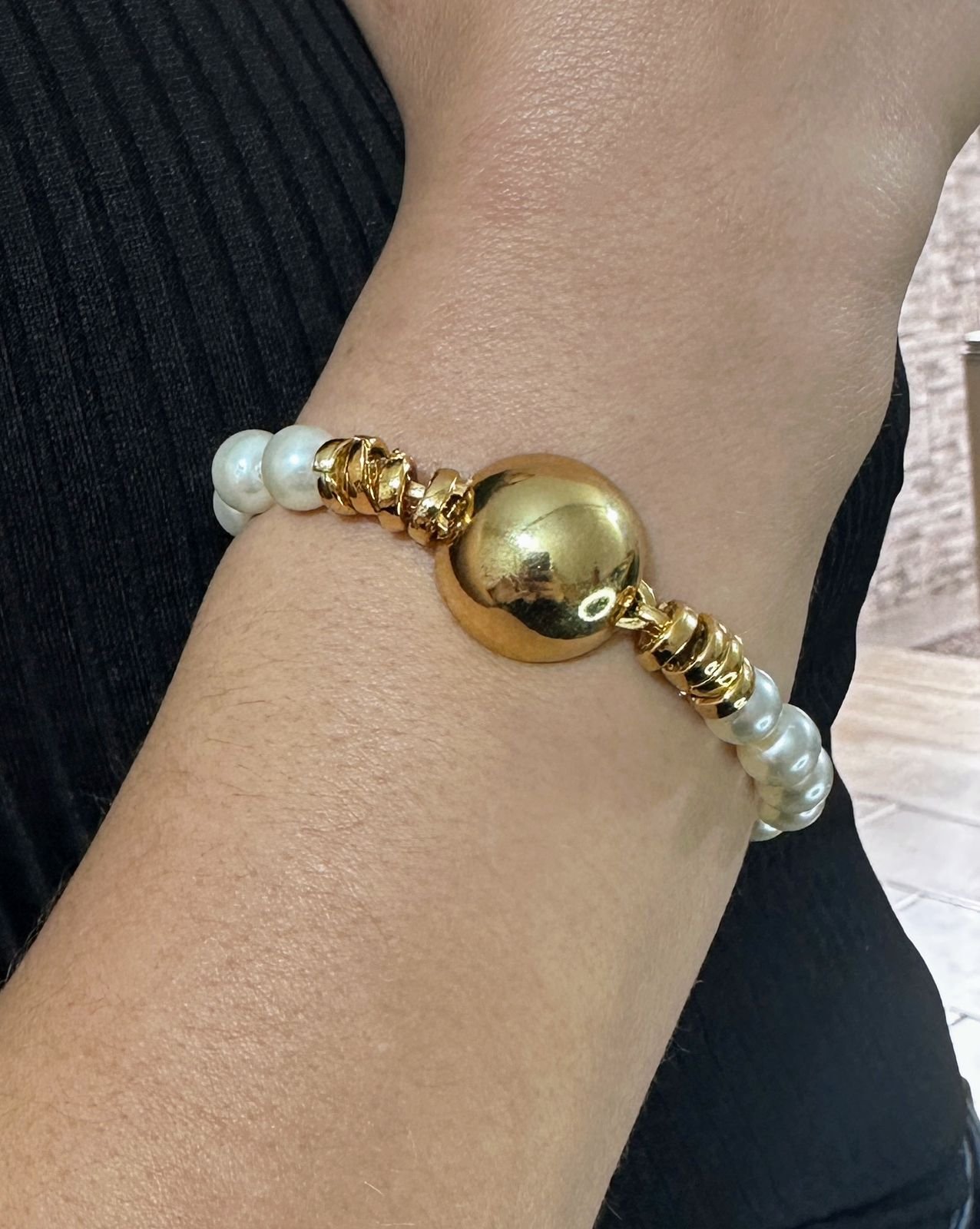 PULSEIRA DE PÉROLAS COM ESFERA CENTRAL DOURADA