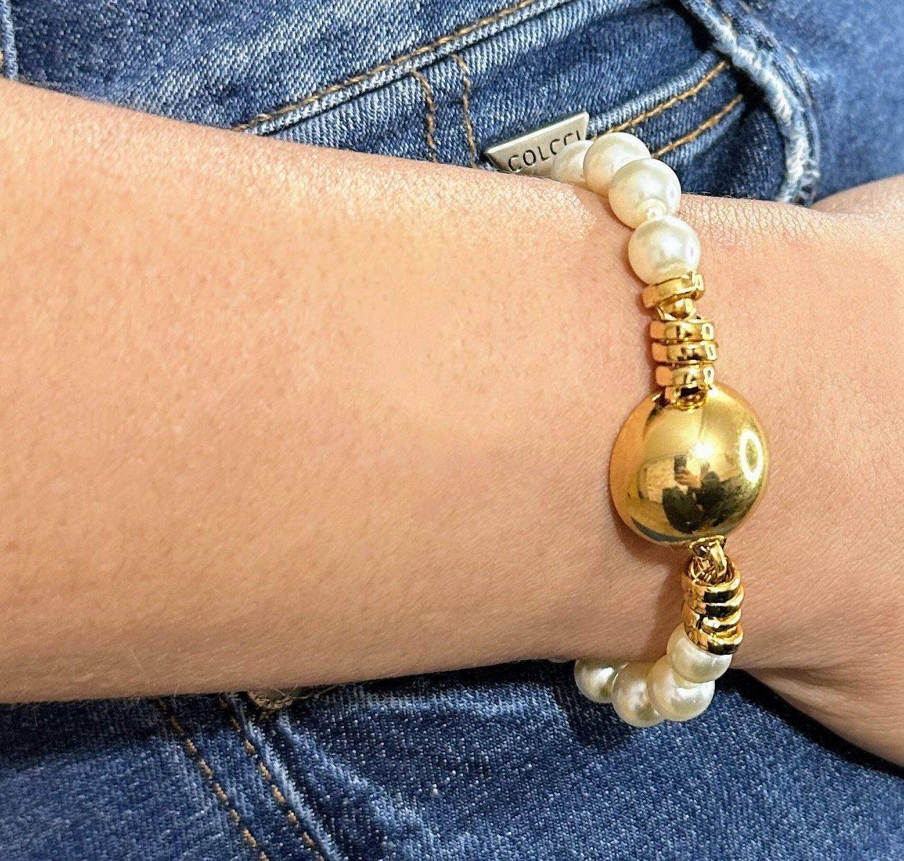 PULSEIRA DE PÉROLAS COM ESFERA CENTRAL DOURADA