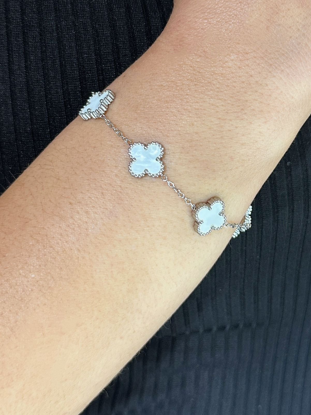 PULSEIRA FOLHEADA A PRATA COM TREVOS EM MADREPÉROLA